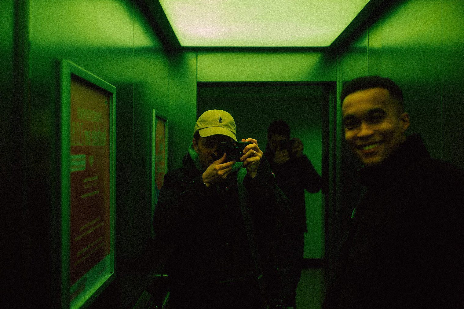 Sebastian Haas fotografiert mit seiner Leica in einem Fahrstuhl